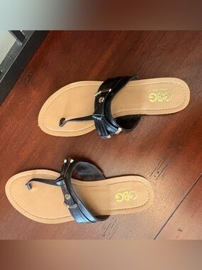 GBG Los Angeles Black and Tan Thong Sandals